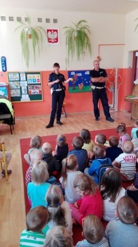 Policjant w Przedszkolu Miejskim nr 8 w Ostrołęce [11.10.2016] - zdjęcie #10 - eOstroleka.pl
