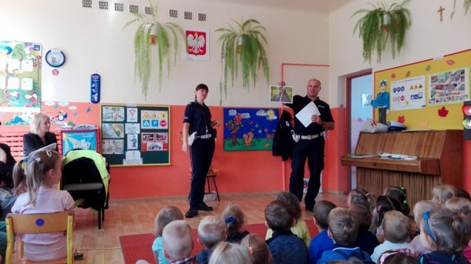 Policjant w Przedszkolu Miejskim nr 8 w Ostrołęce [11.10.2016] - zdjęcie #7 - eOstroleka.pl
