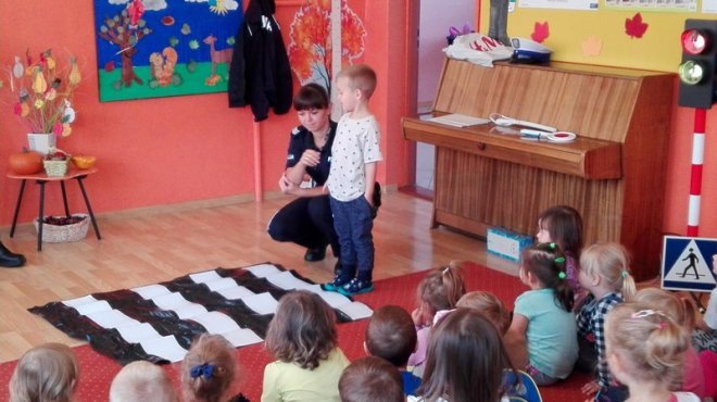 Policjant w Przedszkolu Miejskim nr 8 w Ostrołęce [11.10.2016] - zdjęcie #6 - eOstroleka.pl