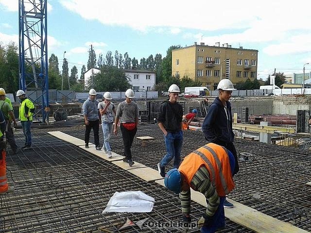 Uczniowie z ZSZ nr 2 na budowie luksusowego apartamentowca [ZDJĘCIA] - zdjęcie #4 - eOstroleka.pl