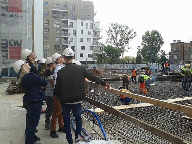 Uczniowie z ZSZ nr 2 na budowie luksusowego apartamentowca [ZDJĘCIA] - zdjęcie #7 - eOstroleka.pl