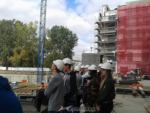 Uczniowie z ZSZ nr 2 na budowie luksusowego apartamentowca [ZDJĘCIA] - zdjęcie #23 - eOstroleka.pl