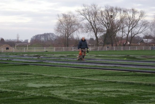 Budowa boiska na ul. Witosa (08.12.09) - zdjęcie #14 - eOstroleka.pl