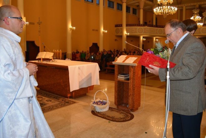 Pożegnanie księdza Krzysztofa Szakiela z parafii pw. Chrystusa Króla Wszechświata w Łysych [ZDJĘCIA] - zdjęcie #17 - eOstroleka.pl