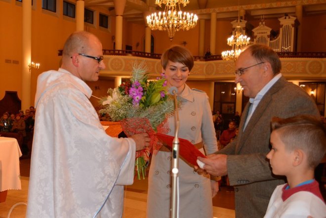 Pożegnanie księdza Krzysztofa Szakiela z parafii pw. Chrystusa Króla Wszechświata w Łysych [ZDJĘCIA] - zdjęcie #16 - eOstroleka.pl