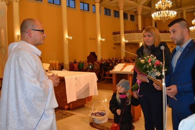 Pożegnanie księdza Krzysztofa Szakiela z parafii pw. Chrystusa Króla Wszechświata w Łysych [ZDJĘCIA] - zdjęcie #15 - eOstroleka.pl