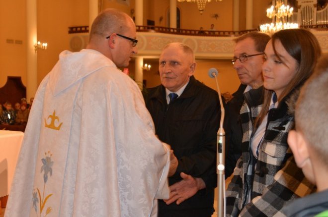 Pożegnanie księdza Krzysztofa Szakiela z parafii pw. Chrystusa Króla Wszechświata w Łysych [ZDJĘCIA] - zdjęcie #12 - eOstroleka.pl
