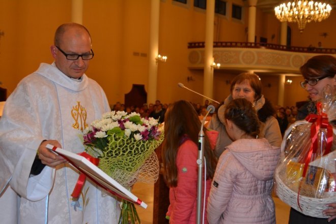 Pożegnanie księdza Krzysztofa Szakiela z parafii pw. Chrystusa Króla Wszechświata w Łysych [ZDJĘCIA] - zdjęcie #3 - eOstroleka.pl