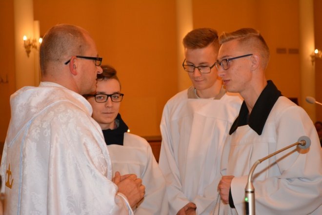 Pożegnanie księdza Krzysztofa Szakiela z parafii pw. Chrystusa Króla Wszechświata w Łysych [ZDJĘCIA] - zdjęcie #1 - eOstroleka.pl
