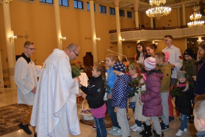 Pożegnanie księdza Krzysztofa Szakiela z parafii pw. Chrystusa Króla Wszechświata w Łysych [ZDJĘCIA] - zdjęcie #21 - eOstroleka.pl