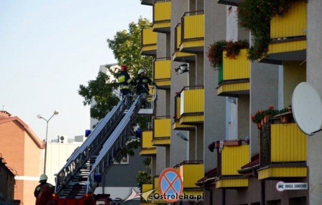 Pożar bloku przy ulicy Gorbatowa 12a [16.10.2016] - zdjęcie #1 - eOstroleka.pl