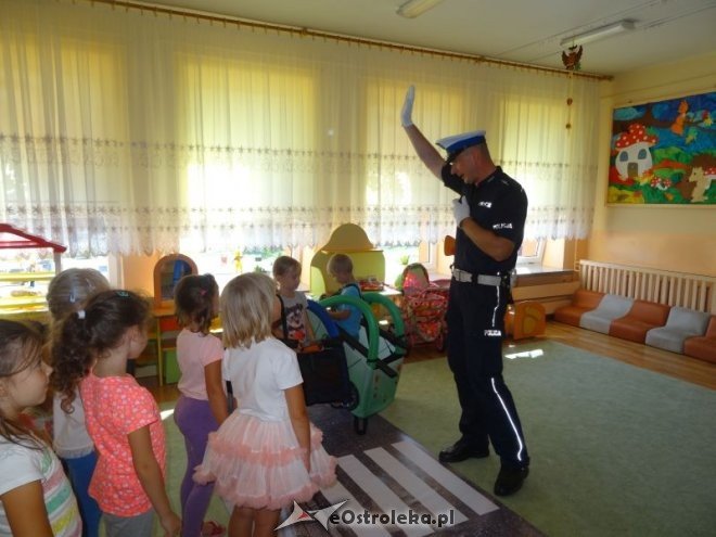 Spotkanie z policjantem w Przedszkolu Miejskim nr 17 [ZDJĘCIA] - zdjęcie #10 - eOstroleka.pl