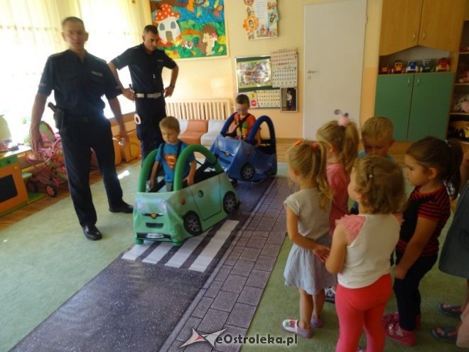 Spotkanie z policjantem w Przedszkolu Miejskim nr 17 [ZDJĘCIA] - zdjęcie #24 - eOstroleka.pl