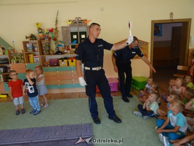 Spotkanie z policjantem w Przedszkolu Miejskim nr 17 [ZDJĘCIA] - zdjęcie #29 - eOstroleka.pl