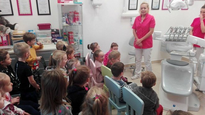 Przedszkolaki z „ósemki” z wizytą u dentysty [ZDJĘCIA] - zdjęcie #18 - eOstroleka.pl