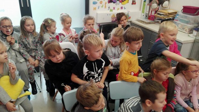 Przedszkolaki z „ósemki” z wizytą u dentysty [ZDJĘCIA] - zdjęcie #21 - eOstroleka.pl
