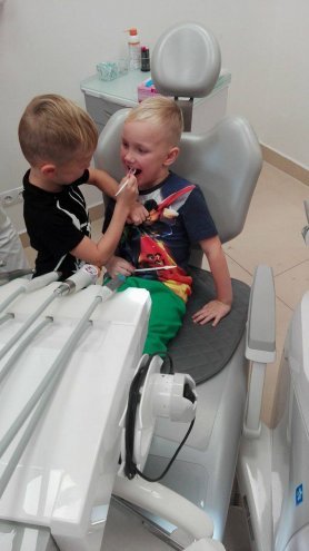 Przedszkolaki z „ósemki” z wizytą u dentysty [ZDJĘCIA] - zdjęcie #25 - eOstroleka.pl