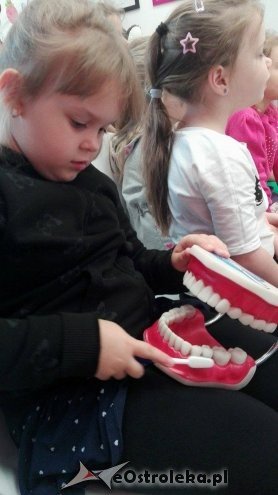 Przedszkolaki z „ósemki” z wizytą u dentysty [ZDJĘCIA] - zdjęcie #4 - eOstroleka.pl