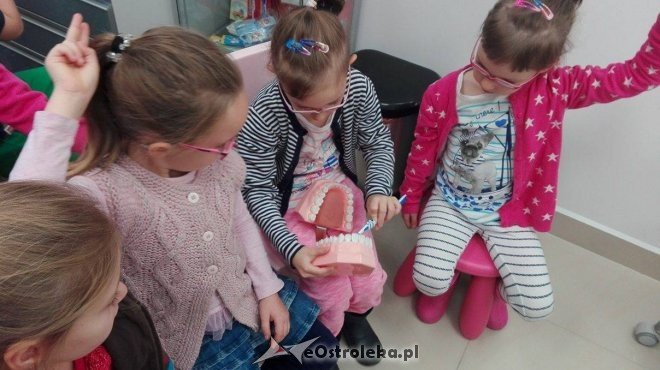 Przedszkolaki z „ósemki” z wizytą u dentysty [ZDJĘCIA] - zdjęcie #15 - eOstroleka.pl