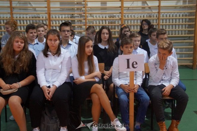 Ślubowanie klas pierwszych w Gimnazjum nr 1 [ZDJĘCIA] - zdjęcie #1 - eOstroleka.pl
