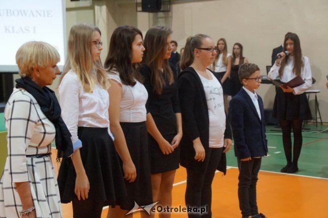 Ślubowanie klas pierwszych w Gimnazjum nr 1 [ZDJĘCIA] - zdjęcie #20 - eOstroleka.pl