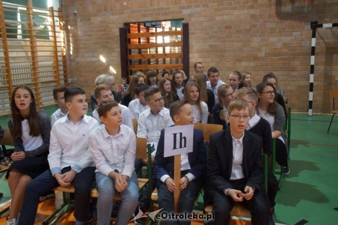 Ślubowanie klas pierwszych w Gimnazjum nr 1 [ZDJĘCIA] - zdjęcie #41 - eOstroleka.pl