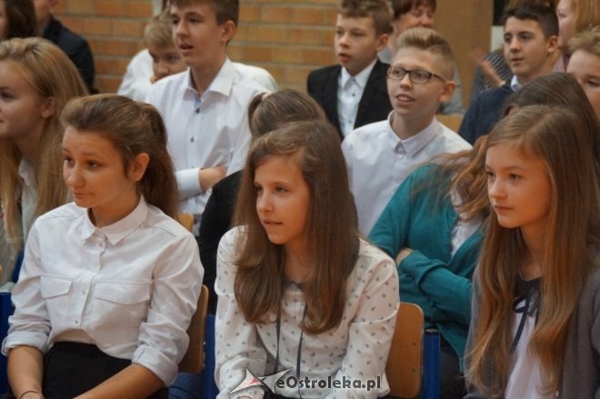 Ślubowanie klas pierwszych w Gimnazjum nr 1 [ZDJĘCIA] - zdjęcie #29 - eOstroleka.pl