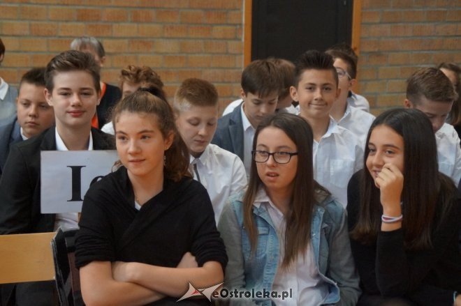 Ślubowanie klas pierwszych w Gimnazjum nr 1 [ZDJĘCIA] - zdjęcie #28 - eOstroleka.pl