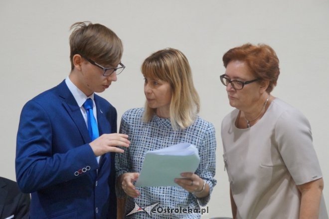 Ślubowanie klas pierwszych w Gimnazjum nr 1 [ZDJĘCIA] - zdjęcie #21 - eOstroleka.pl