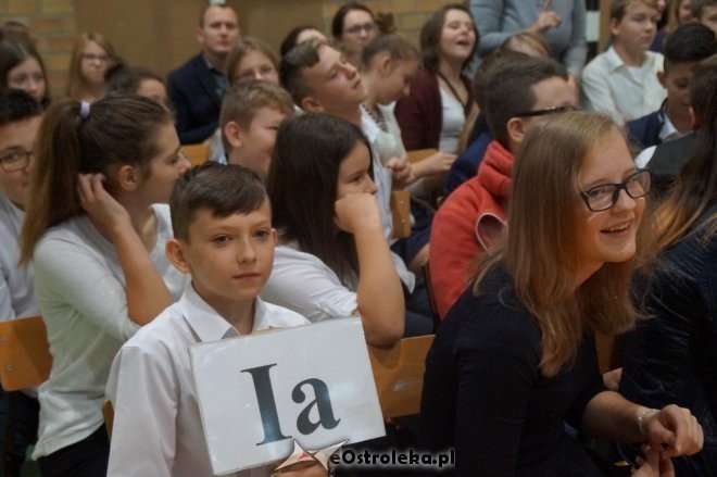 Ślubowanie klas pierwszych w Gimnazjum nr 1 [ZDJĘCIA] - zdjęcie #20 - eOstroleka.pl