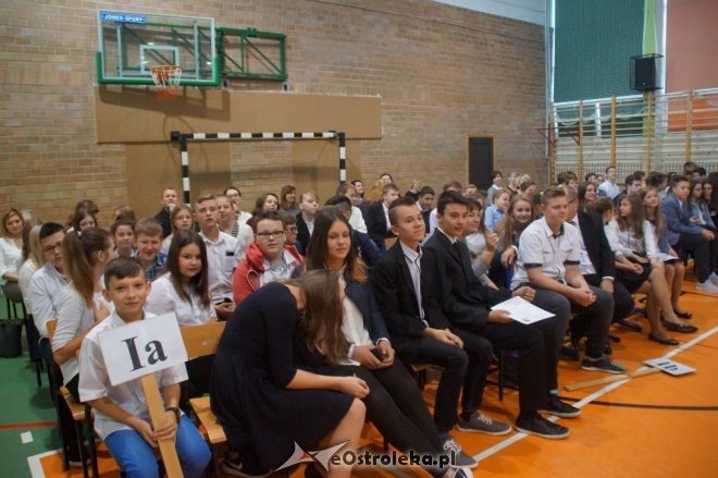 Ślubowanie klas pierwszych w Gimnazjum nr 1 [ZDJĘCIA] - zdjęcie #19 - eOstroleka.pl