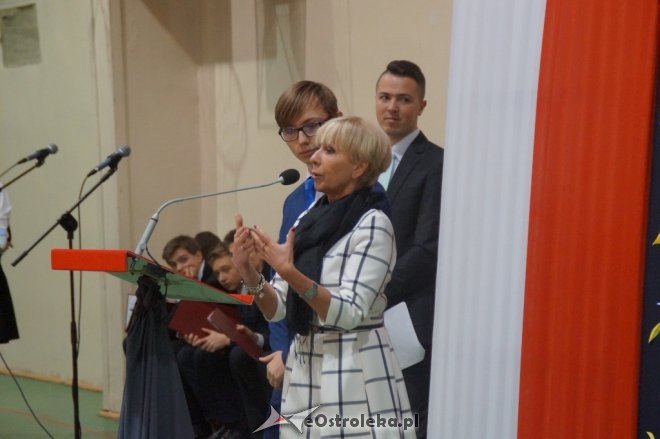 Ślubowanie klas pierwszych w Gimnazjum nr 1 [ZDJĘCIA] - zdjęcie #18 - eOstroleka.pl