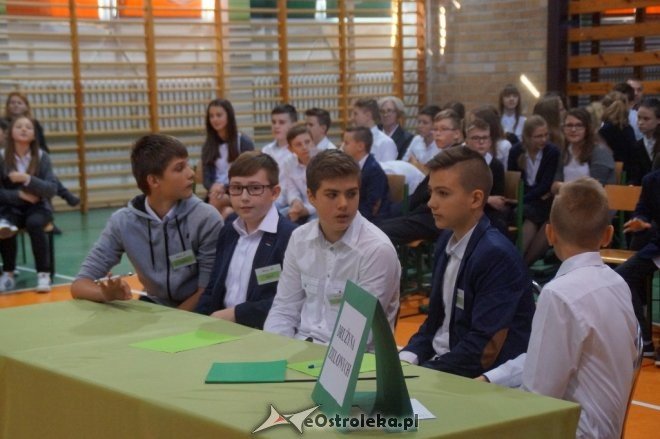 Ślubowanie klas pierwszych w Gimnazjum nr 1 [ZDJĘCIA] - zdjęcie #17 - eOstroleka.pl