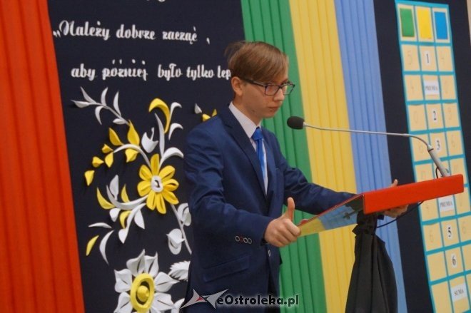 Ślubowanie klas pierwszych w Gimnazjum nr 1 [ZDJĘCIA] - zdjęcie #16 - eOstroleka.pl