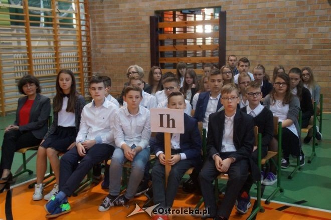 Ślubowanie klas pierwszych w Gimnazjum nr 1 [ZDJĘCIA] - zdjęcie #11 - eOstroleka.pl