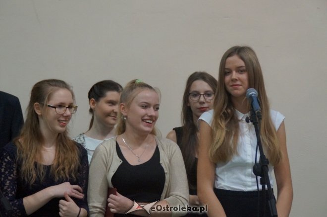 Ślubowanie klas pierwszych w Gimnazjum nr 1 [ZDJĘCIA] - zdjęcie #4 - eOstroleka.pl