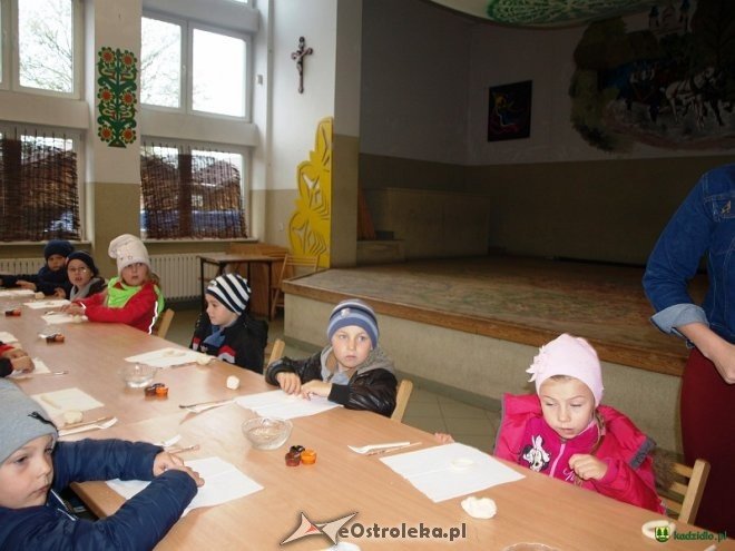 Przedszkolaki z ZPO w Kadzidle na zajęciach w Centrum Kultury Kurpiowskiej [ZDJĘCIA] - zdjęcie #34 - eOstroleka.pl