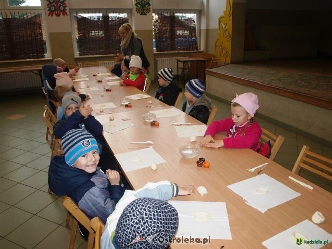 Przedszkolaki z ZPO w Kadzidle na zajęciach w Centrum Kultury Kurpiowskiej [ZDJĘCIA] - zdjęcie #37 - eOstroleka.pl