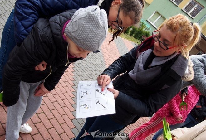 Uczniowie ZSZ nr 4 i „Kolorowej Szkoły” wspólnie sadzili żonkile [ZDJĘCIA] - zdjęcie #2 - eOstroleka.pl