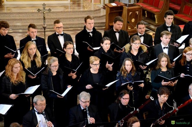 Sacrum et Musica: Requiem Mozarta w kadzidlańskim kościele [23.10.2016] - zdjęcie #4 - eOstroleka.pl
