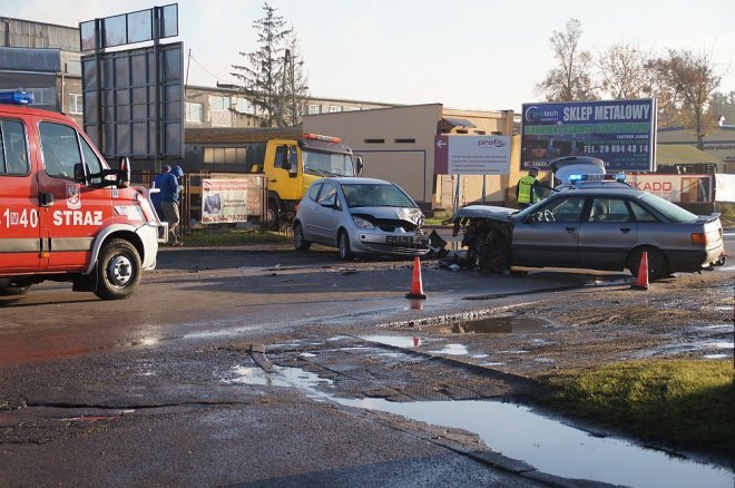 Ostrołęka: „Czołówka” na Targowej. Poszkodowana jedna osoba [ZDJĘCIA] - zdjęcie #16 - eOstroleka.pl