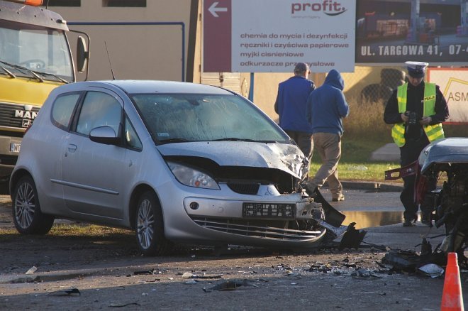 Ostrołęka: „Czołówka” na Targowej. Poszkodowana jedna osoba [ZDJĘCIA] - zdjęcie #14 - eOstroleka.pl