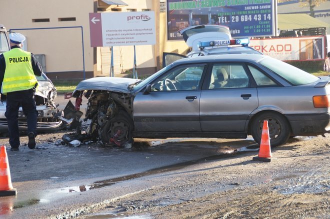 Ostrołęka: „Czołówka” na Targowej. Poszkodowana jedna osoba [ZDJĘCIA] - zdjęcie #2 - eOstroleka.pl