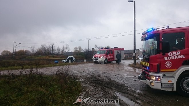 Śmiertelny wypadek na przejeździe kolejowym w Czarnowcu pod Ostrołęką [WIDEO, ZDJĘCIA] - zdjęcie #1 - eOstroleka.pl