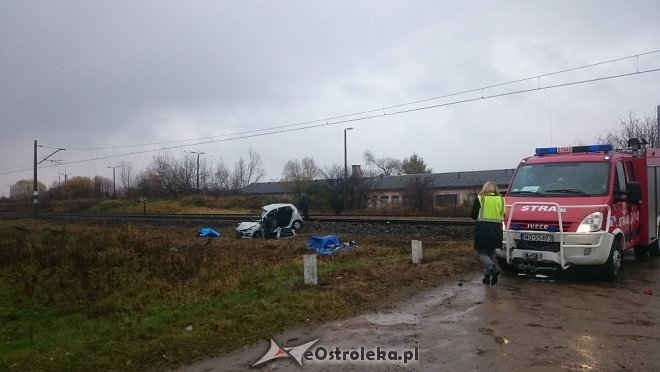 Śmiertelny wypadek na przejeździe kolejowym w Czarnowcu pod Ostrołęką [WIDEO, ZDJĘCIA] - zdjęcie #3 - eOstroleka.pl
