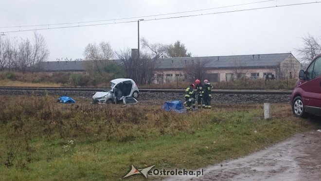 Śmiertelny wypadek na przejeździe kolejowym w Czarnowcu pod Ostrołęką [WIDEO, ZDJĘCIA] - zdjęcie #13 - eOstroleka.pl