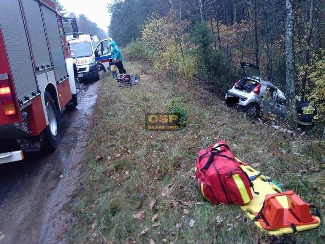 Wypadek w Gaczyskach: W rozbitym aucie podróżowało dwoje dzieci [02.11.2016] - zdjęcie #1 - eOstroleka.pl