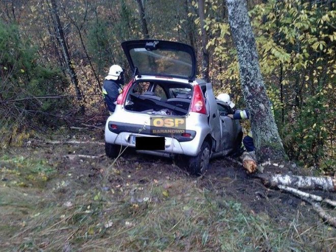 Wypadek w Gaczyskach: W rozbitym aucie podróżowało dwoje dzieci [02.11.2016] - zdjęcie #4 - eOstroleka.pl