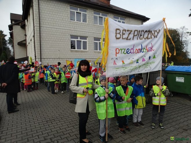 Uczniowie i przedszkolaki z Kadzidła w profilaktycznej akcji ulicznej [07.11.2016] - zdjęcie #2 - eOstroleka.pl