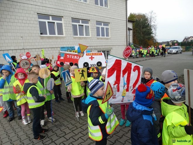 Uczniowie i przedszkolaki z Kadzidła w profilaktycznej akcji ulicznej [07.11.2016] - zdjęcie #3 - eOstroleka.pl